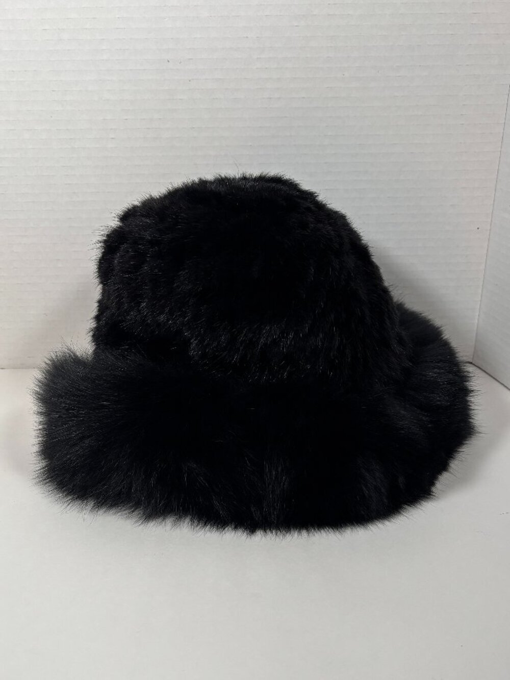 Black soft furry hat/OS